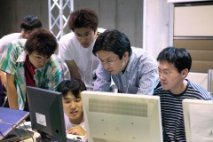 [監督自らPCに向かう？]