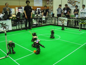 小型ロボットリーグ ヒト型の試合の様子