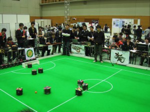 小型ロボットリーグ 車輪型の試合の様子