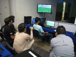 試合の様子．PCの前に審判役が座り，その後に対戦する両チーム．